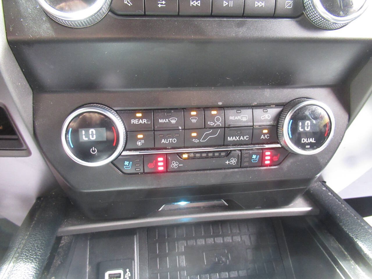 Used 2019 Ford Expedition XLT w/ Equipment Group 202A AWD/4WD image 33