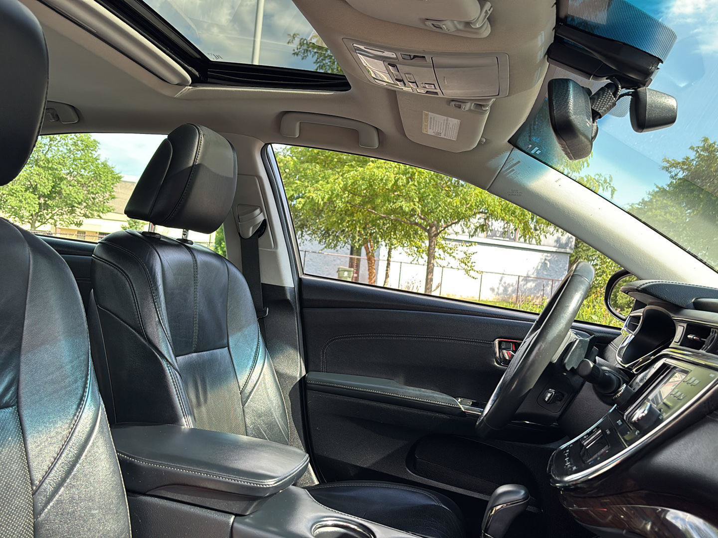 Used 2013 Toyota Avalon Limited w/ Technology Pkg FWD image 12