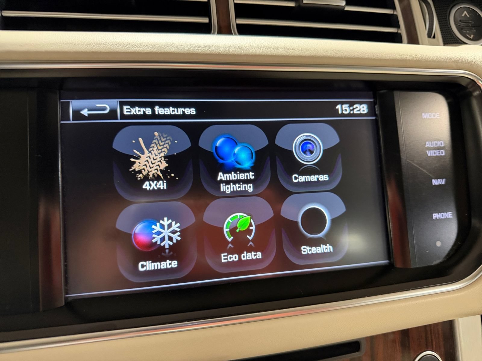Used 2015 Land Rover Range Rover Supercharged AWD/4WD image 32