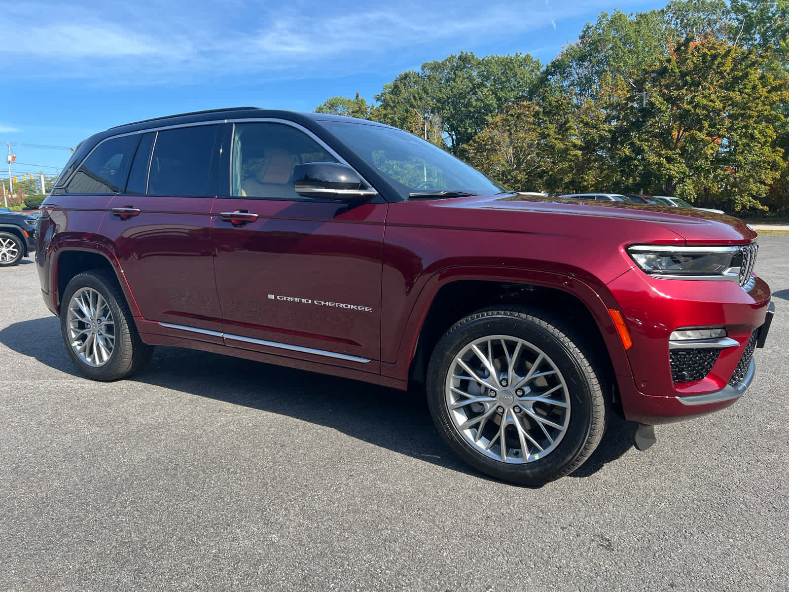 New 2025 Jeep Grand Cherokee Summit image 2
