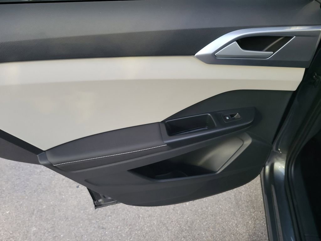 Used 2025 Volkswagen Taos SE w/ Panoramic Sunroof Package image 11