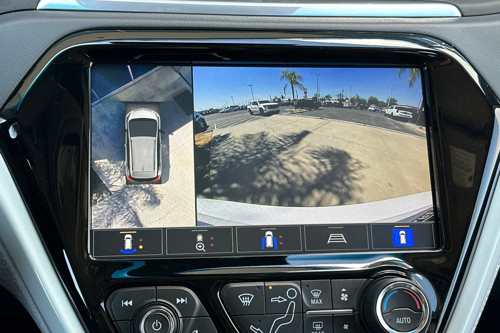 Used 2020 Chevrolet Bolt Premier w/ Infotainment Package FWD image 25