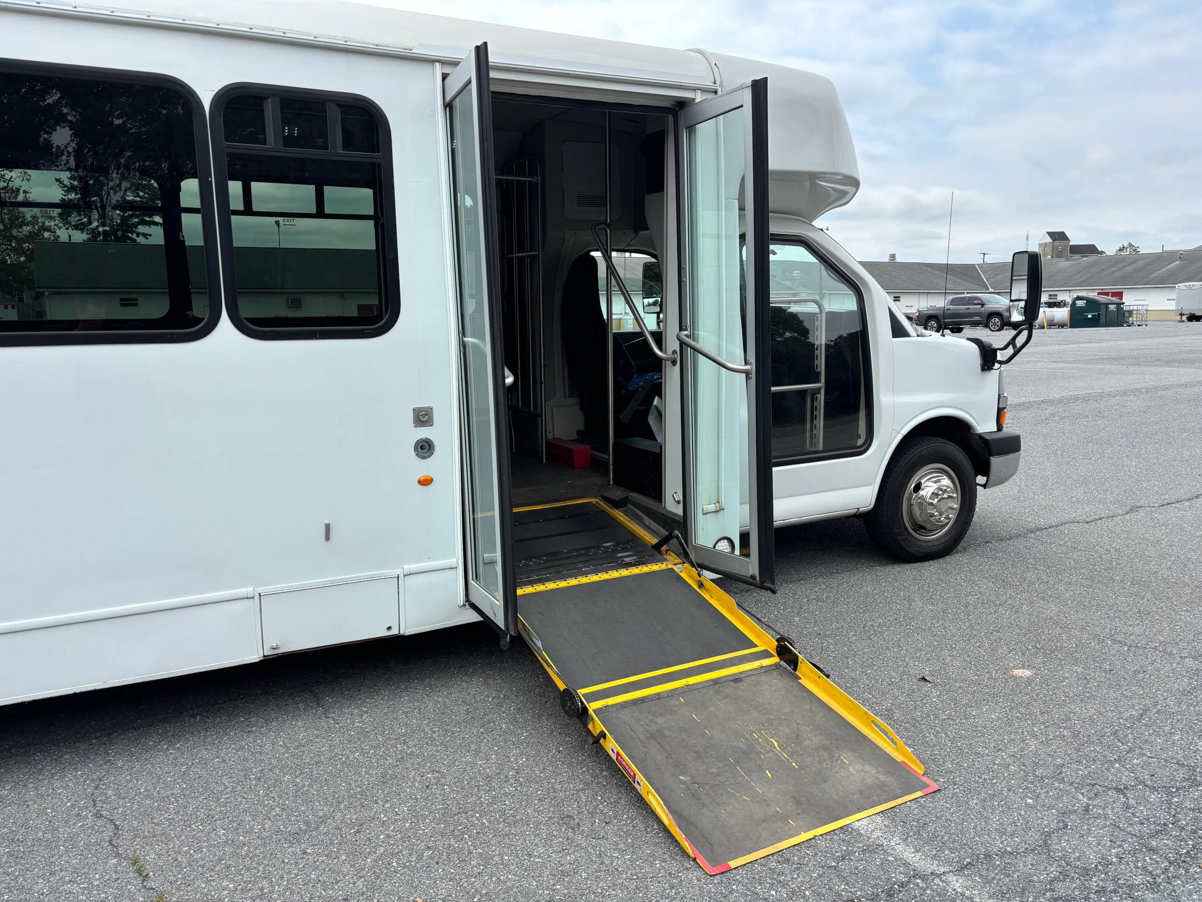 Used 2015 Chevrolet Express 4500 w/ Shuttle Bus Package RWD image 18