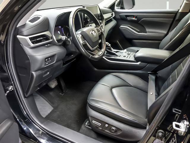 Used 2023 Toyota Highlander XLE AWD/4WD image 10
