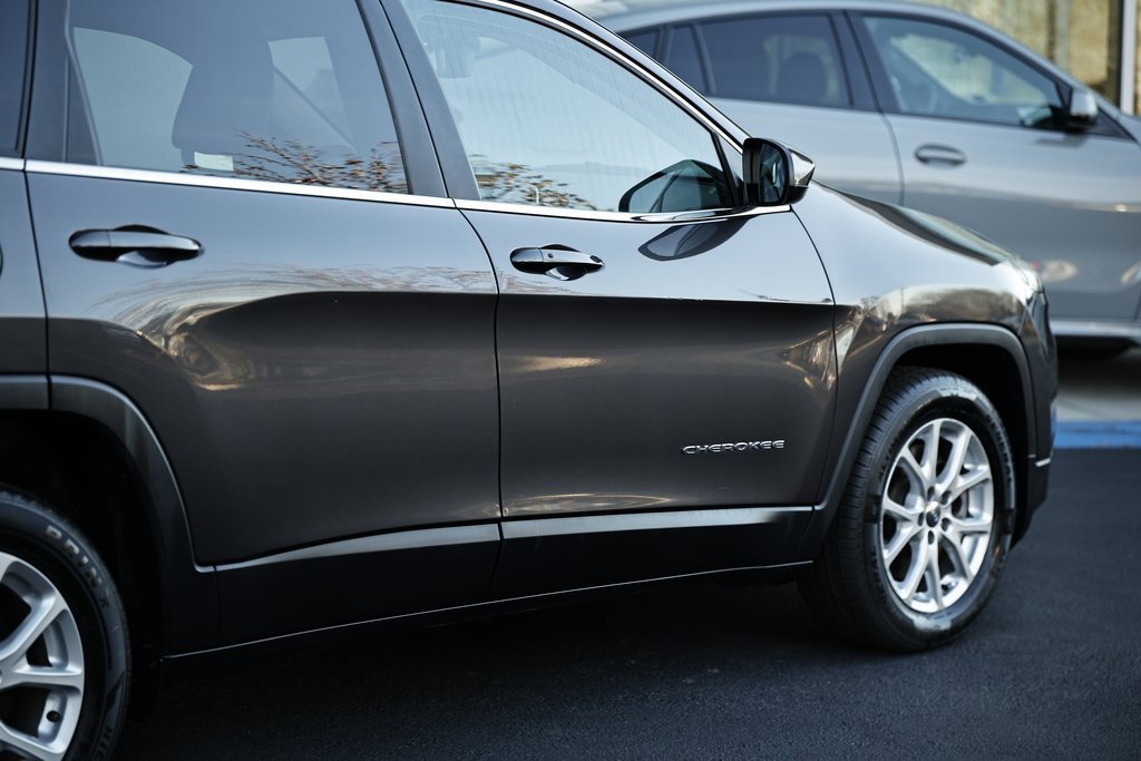 Used 2018 Jeep Cherokee Latitude Plus w/ Comfort/Convenience Group image 8
