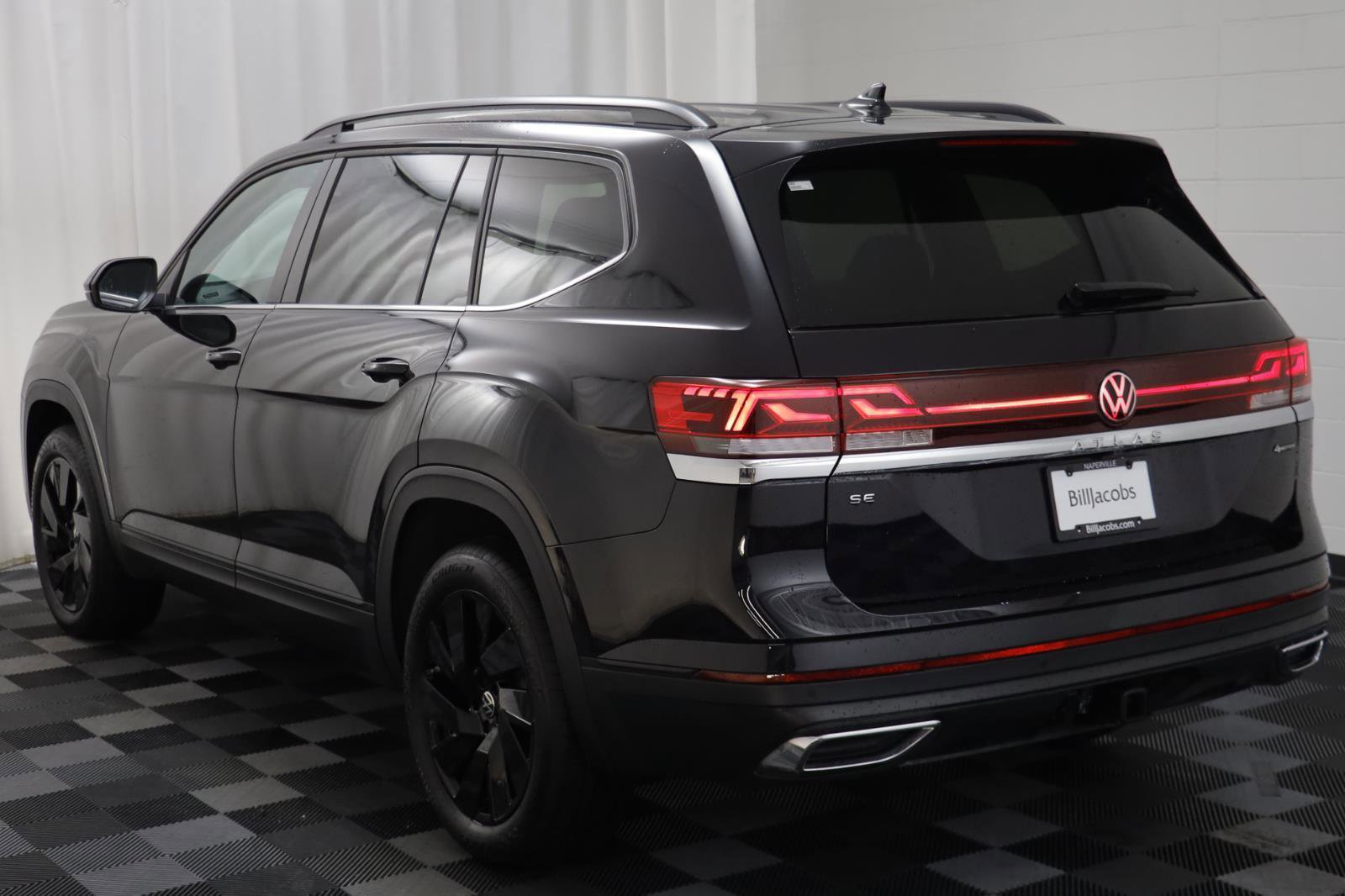 Used 2025 Volkswagen Atlas SE w/ Black Wheel Package image 14