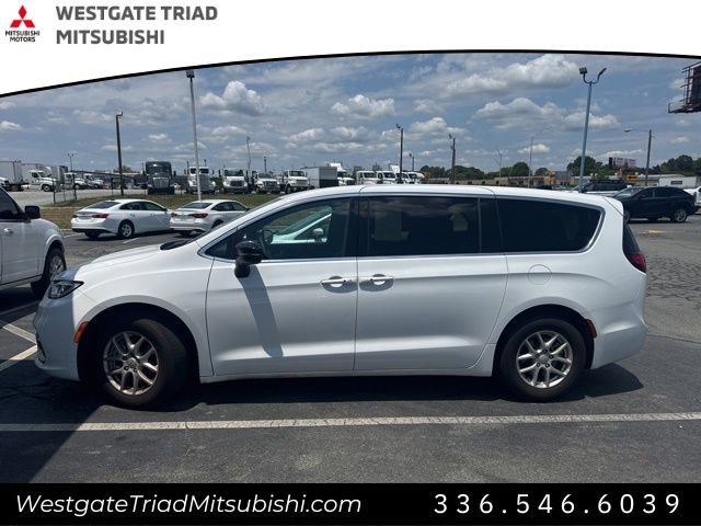 Used 2026 Chrysler Pacifica Select FWD image 3