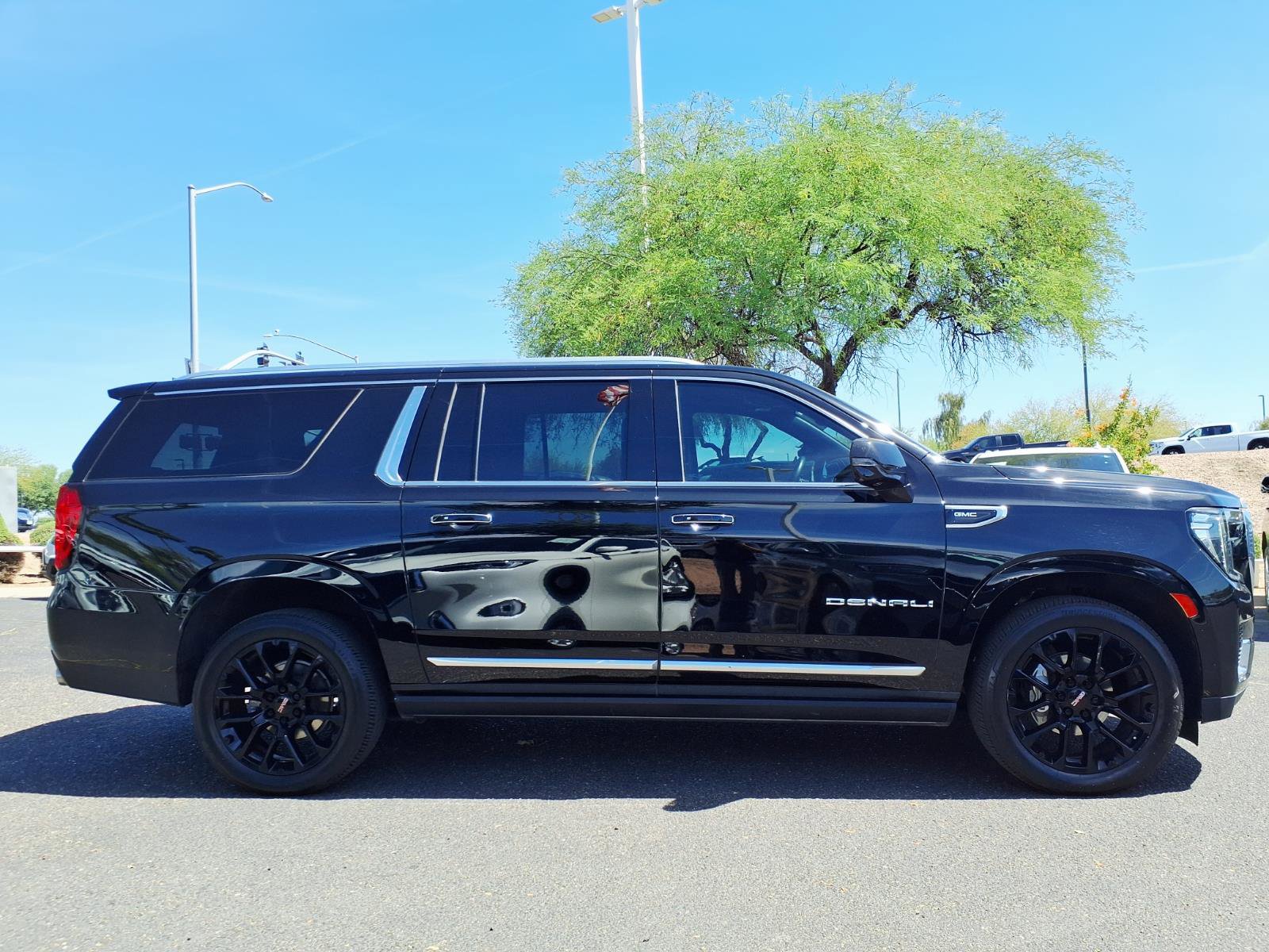 Used 2023 GMC Yukon XL Denali image 4