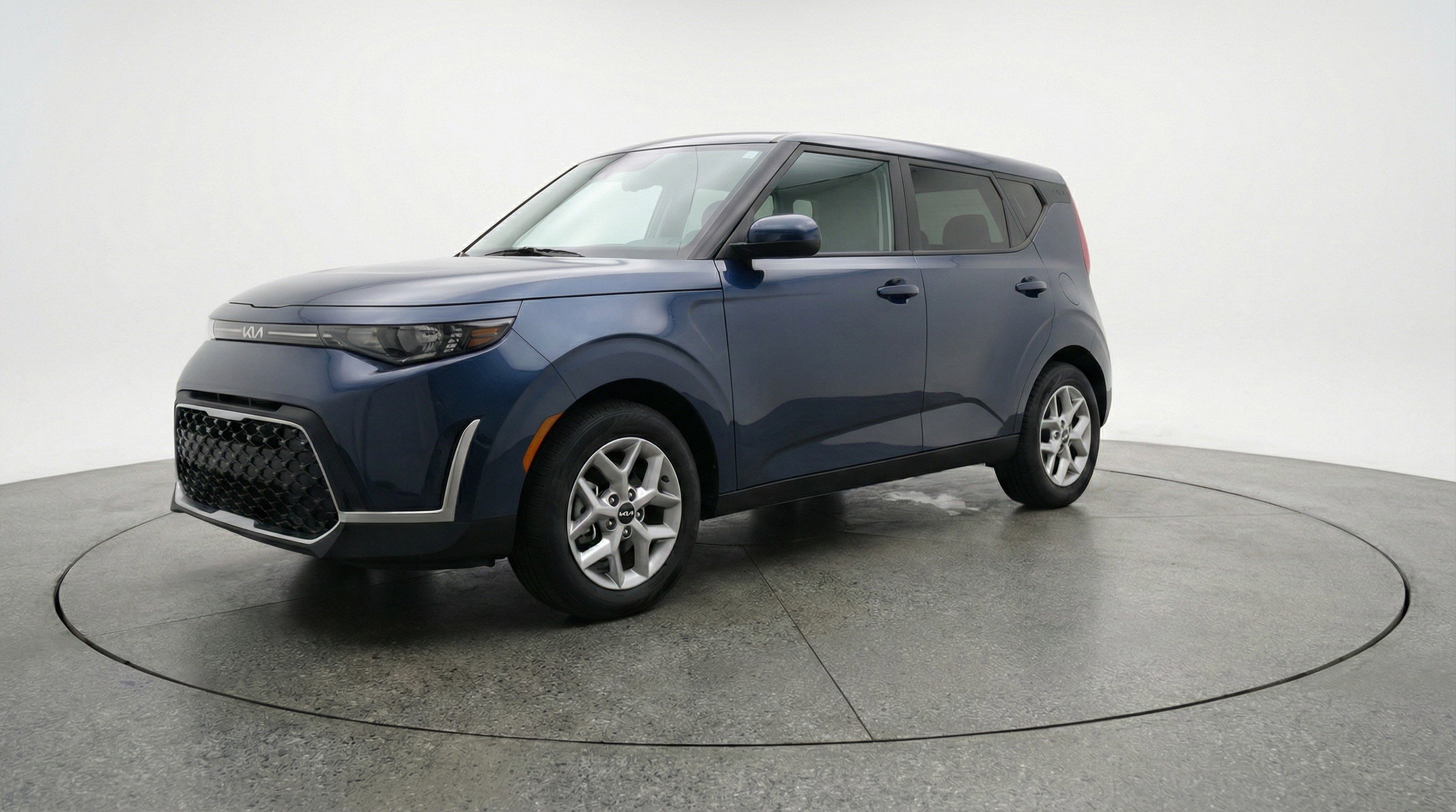 Used 2025 Kia Soul LX w/ LX Technology Package FWD image 3