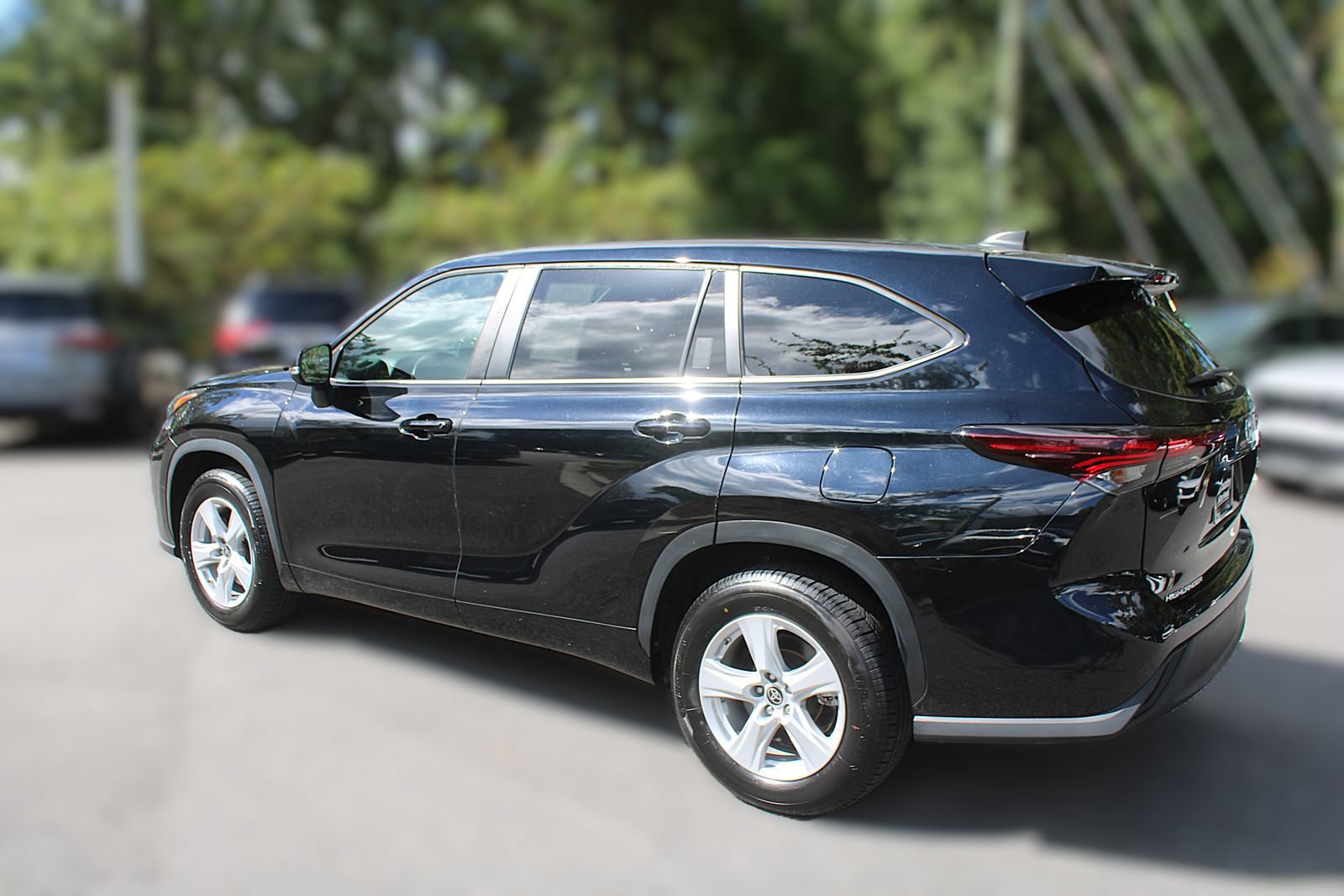Used 2024 Toyota Highlander LE FWD image 7