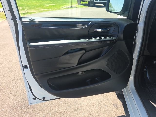 Used 2017 Dodge Grand Caravan SXT w/ Blacktop Package FWD image 25