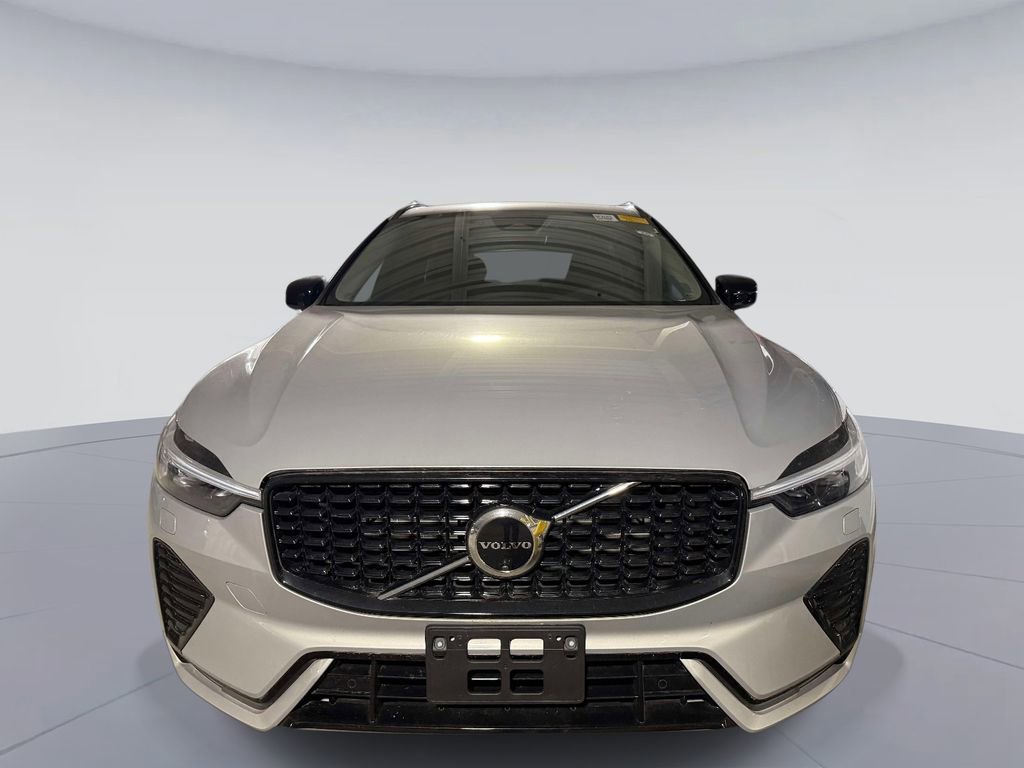 Used 2025 Volvo XC60 B5 Plus AWD/4WD image 2