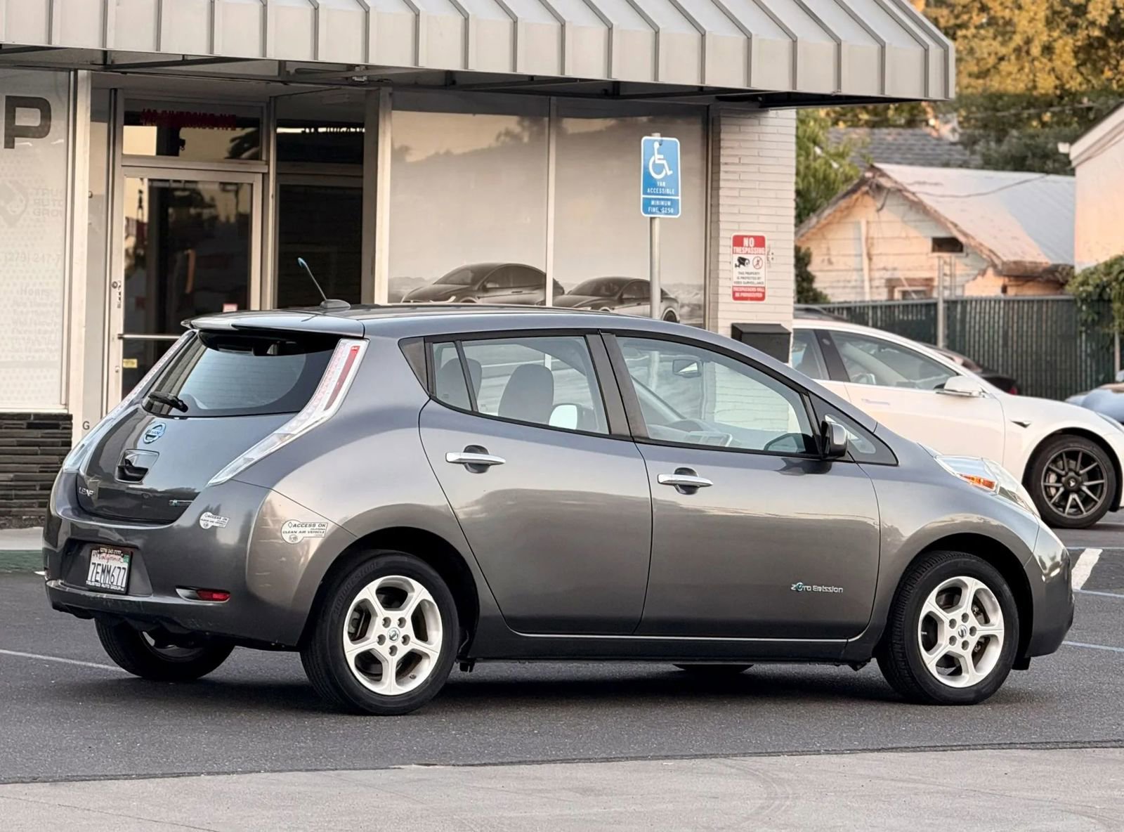 Used 2014 Nissan Leaf SV w/ LED & Quick Charge Package FWD image 8