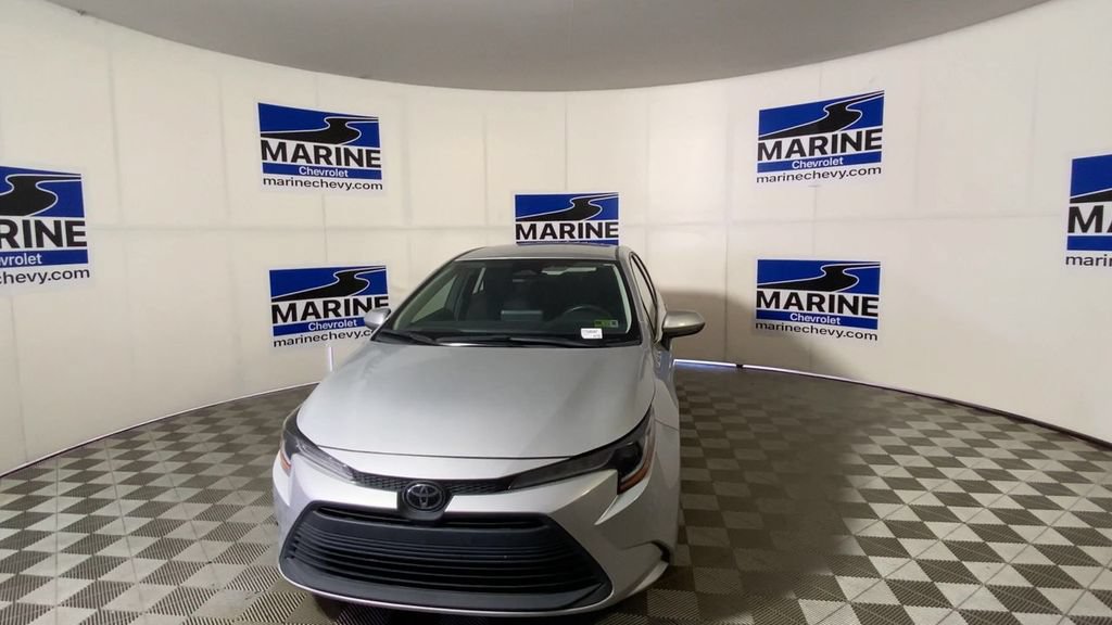 Used 2025 Toyota Corolla LE FWD image 5