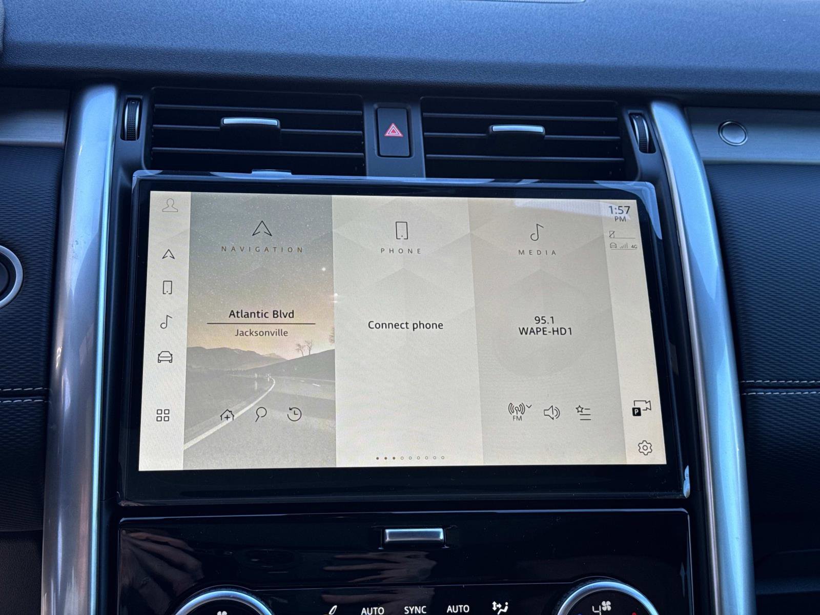 Certified 2025 Land Rover Discovery Dynamic SE image 22