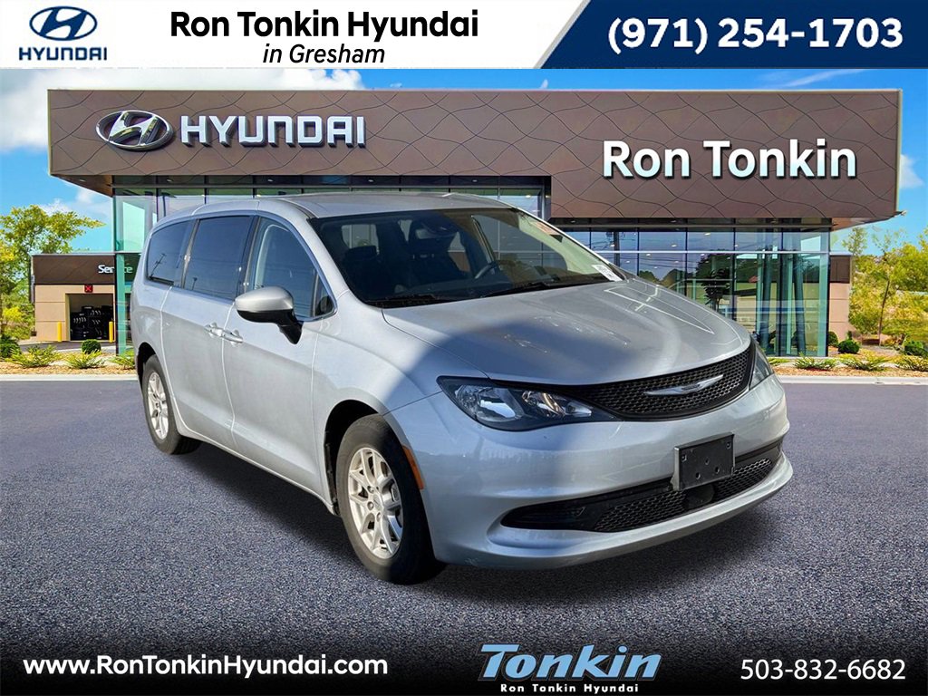 Used 2023 Chrysler Voyager LX image 1