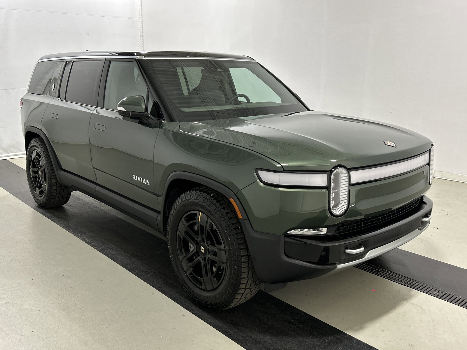 Used 2024 Rivian R1S Adventure AWD/4WD image 7