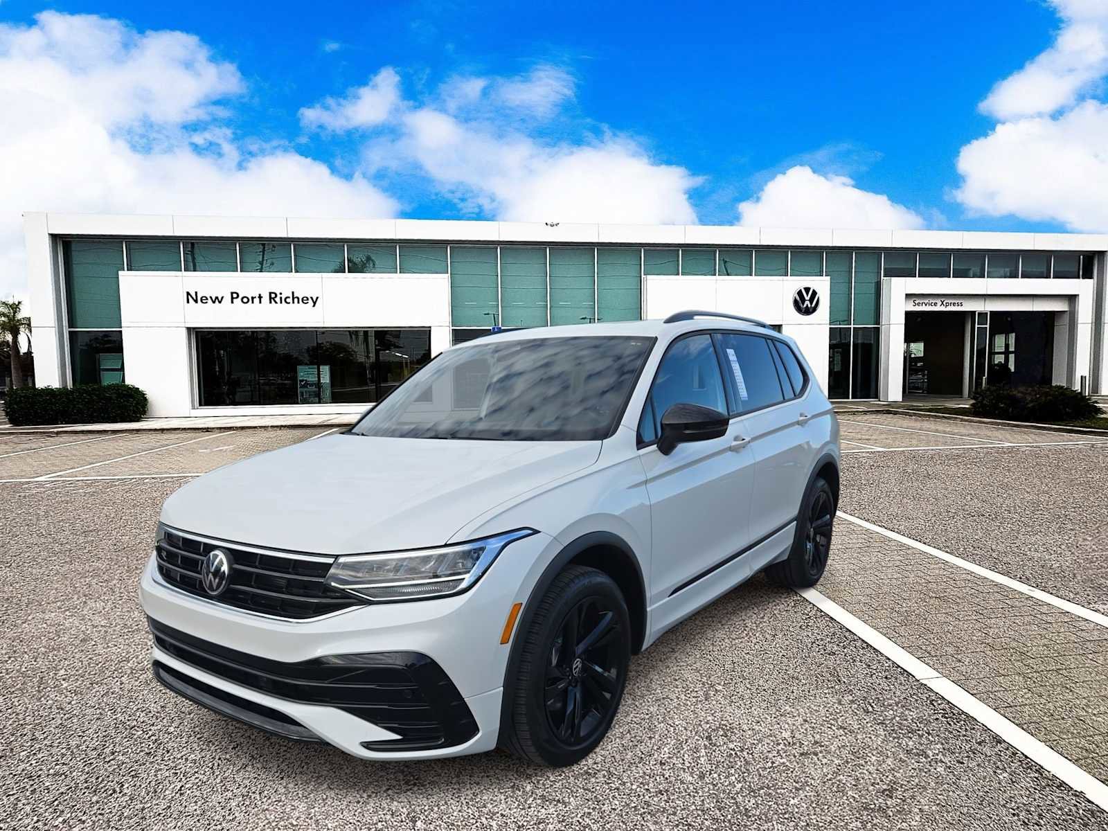 Used 2023 Volkswagen Tiguan SE R-Line image 4