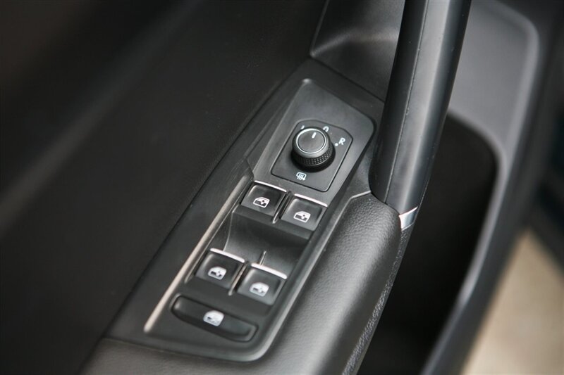 Used 2018 Volkswagen Tiguan SE AWD/4WD image 9