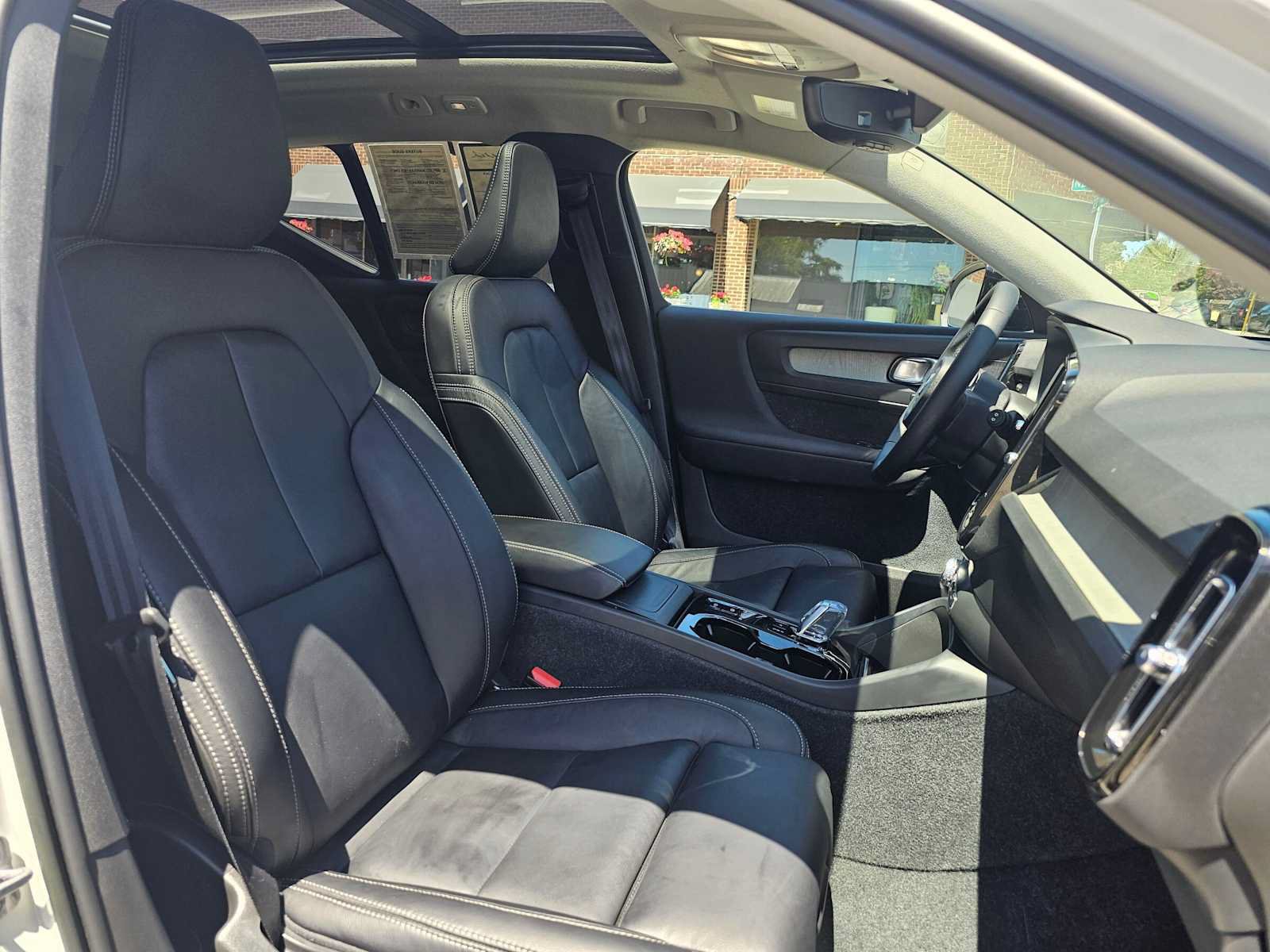 Certified 2023 Volvo XC40 B5 Plus w/ Protection Package Premier AWD/4WD image 11