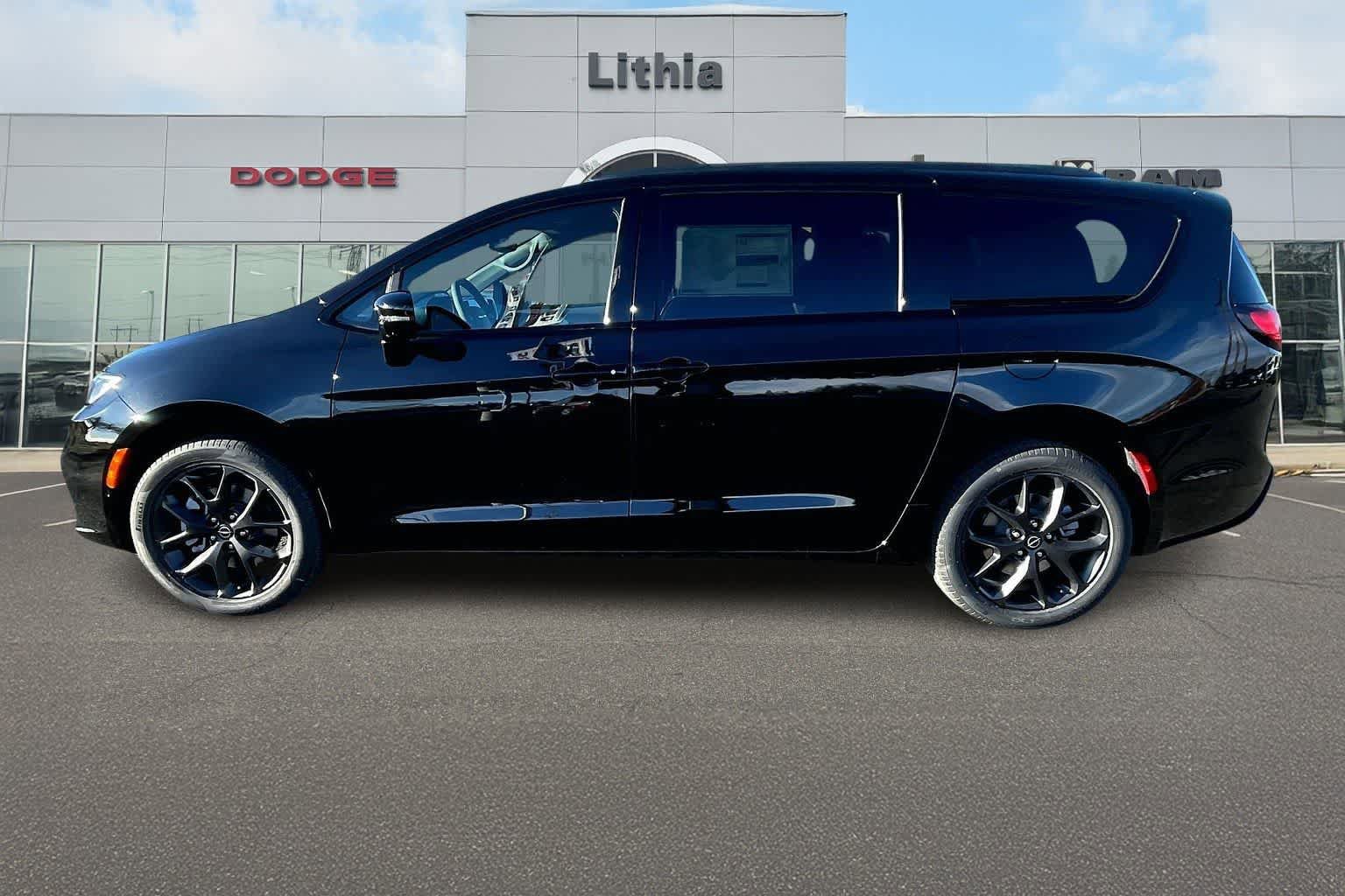 New 2026 Chrysler Pacifica Limited w/ Uconnect Theater Family Group AWD/4WD image 3