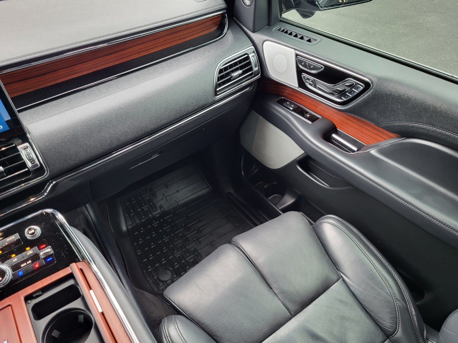 Used 2024 Lincoln Navigator Reserve AWD/4WD image 17