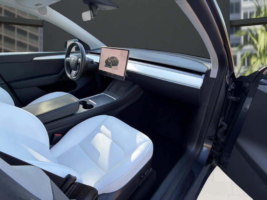 Used 2022 Tesla Model Y Long Range AWD/4WD image 16