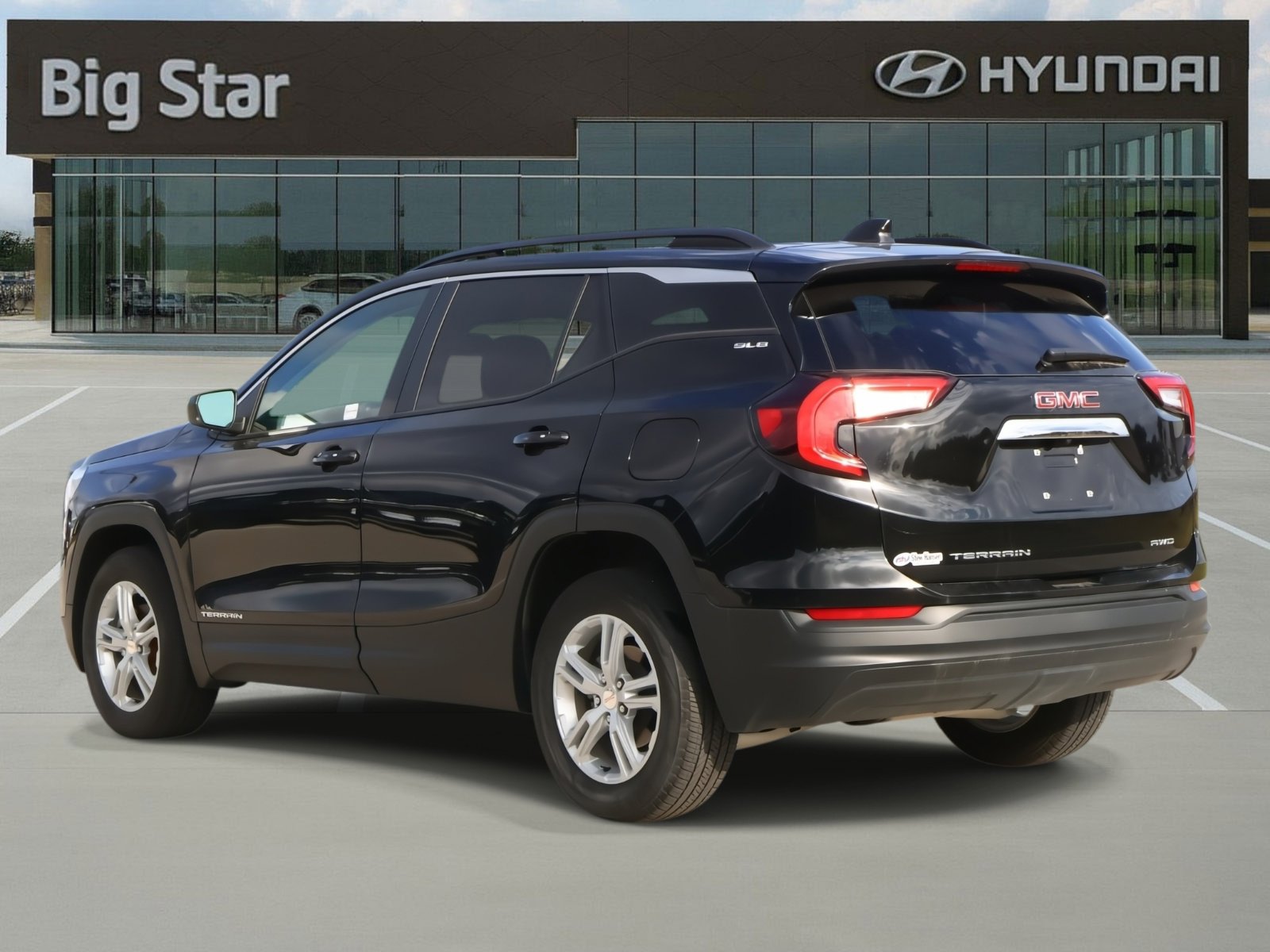 Used 2022 GMC Terrain SLE w/ Driver Convenience Package image 3