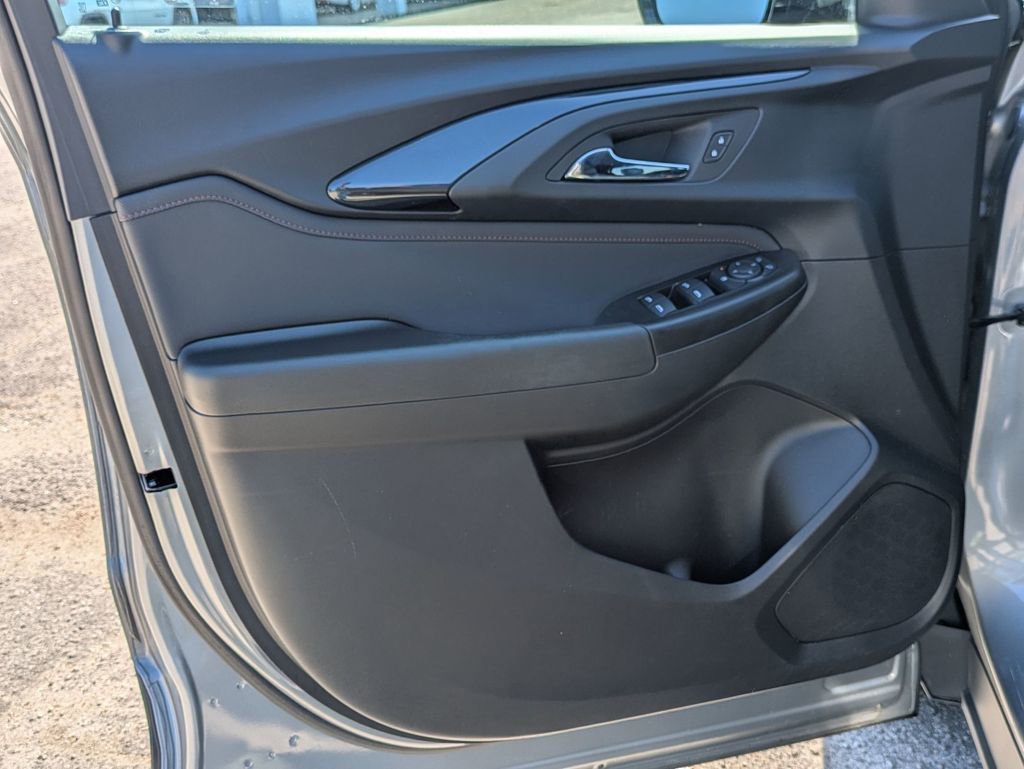 Used 2023 Chevrolet TrailBlazer RS w/ Convenience Package image 11