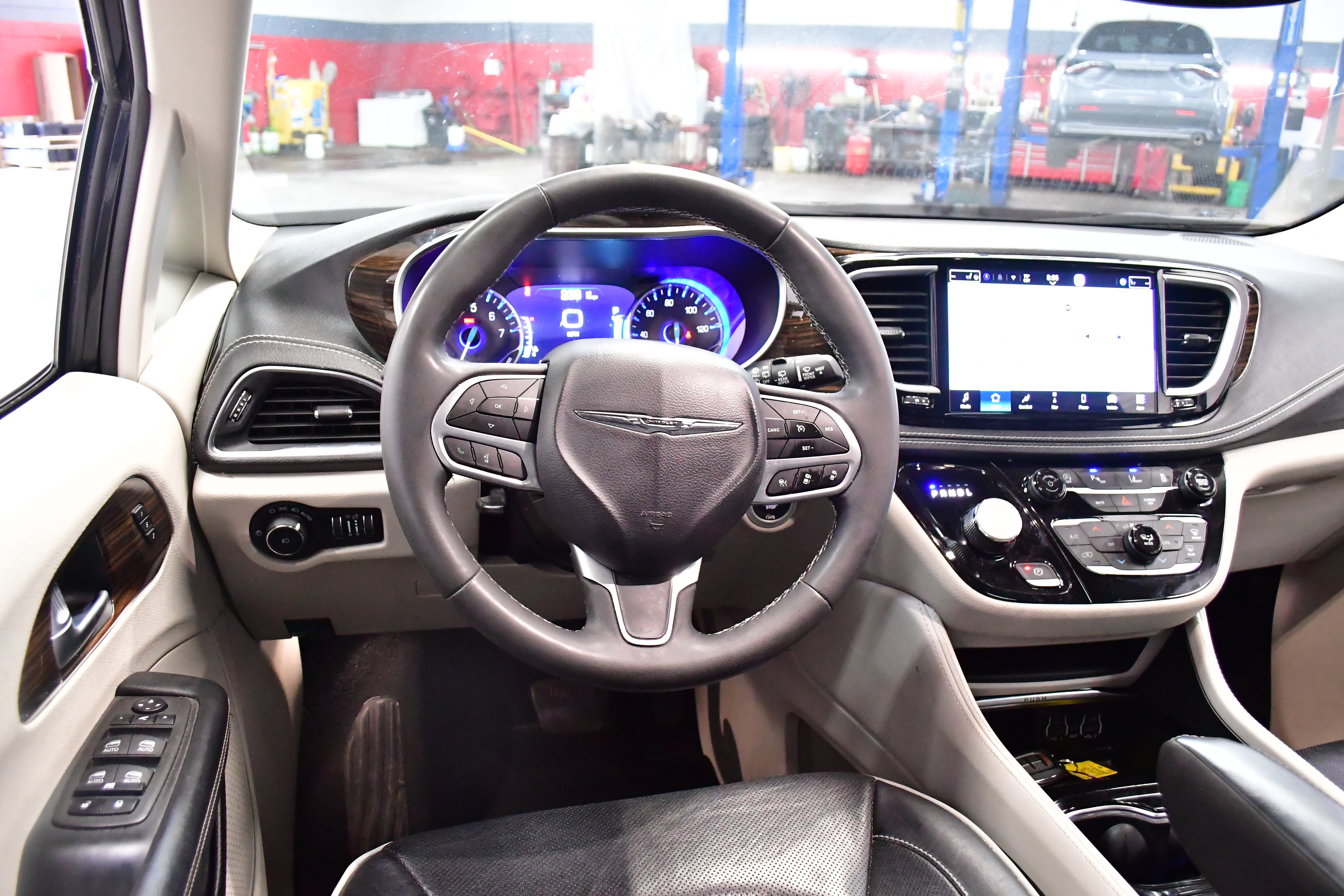 Used 2023 Chrysler Pacifica Limited FWD image 10