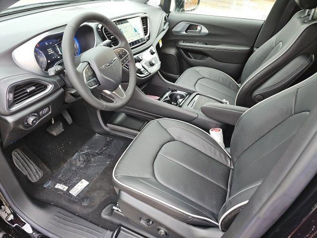 New 2026 Chrysler Pacifica Limited image 21
