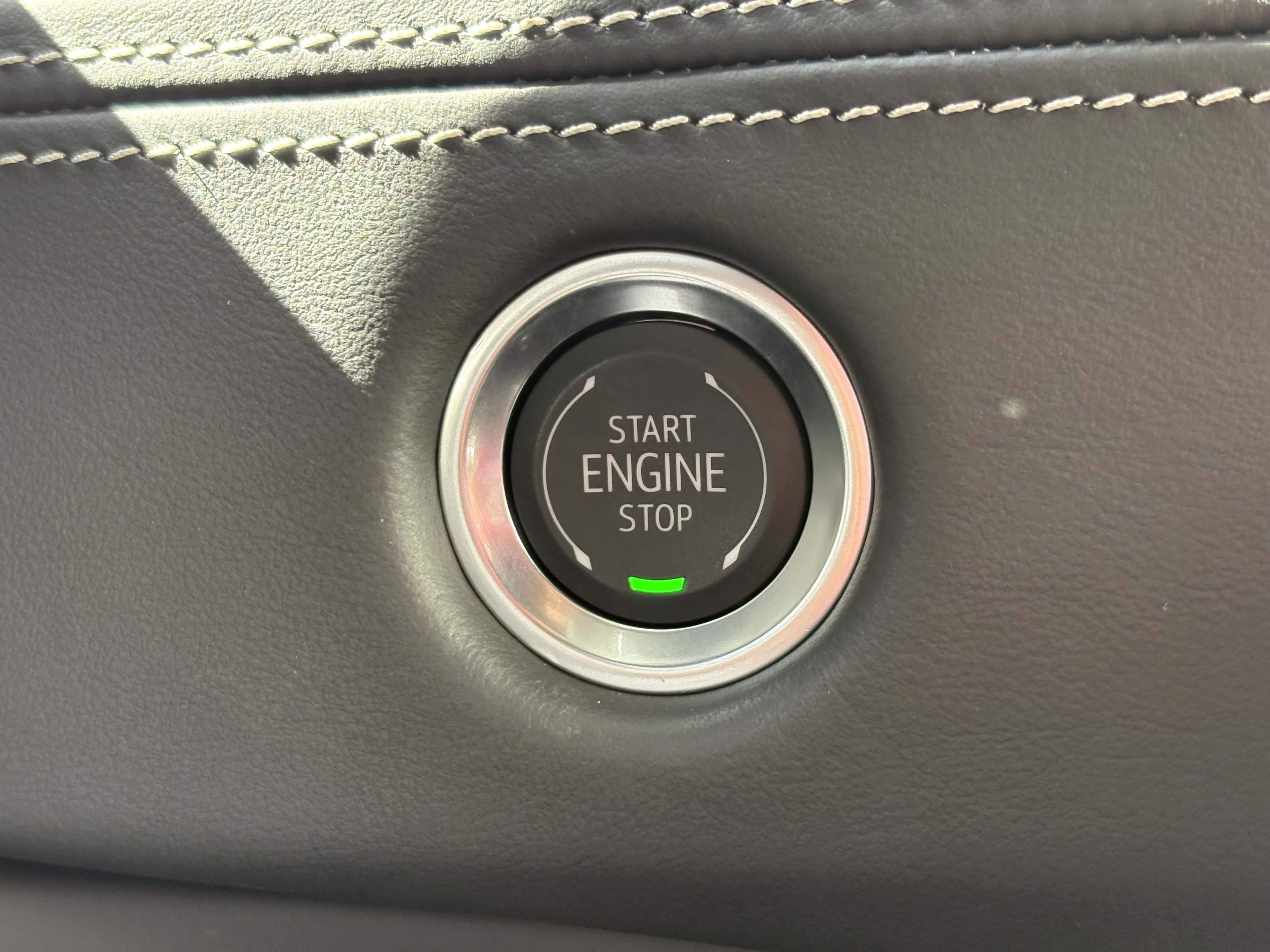 Used 2025 Cadillac Escalade ESV Premium Luxury Platinum AWD/4WD image 28