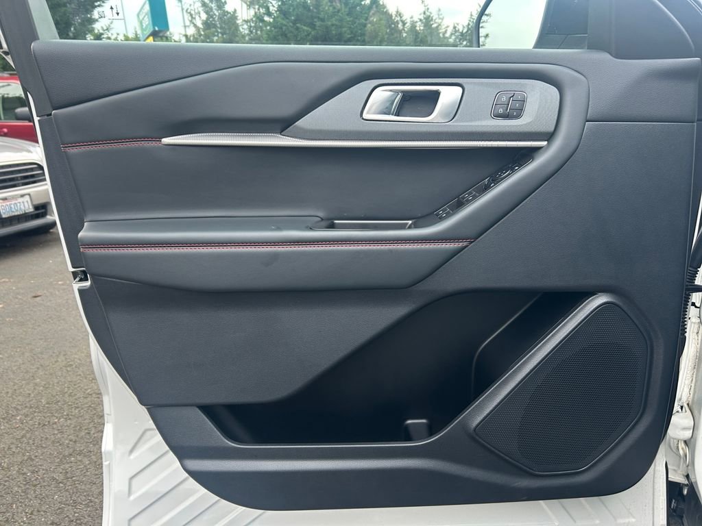 Used 2025 Ford Explorer ST-Line w/ ST-Line Street Pack AWD/4WD image 22