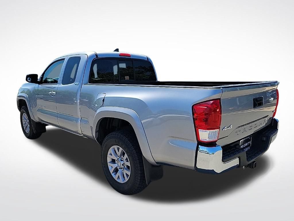 Used 2017 Toyota Tacoma SR5 AWD/4WD image 4