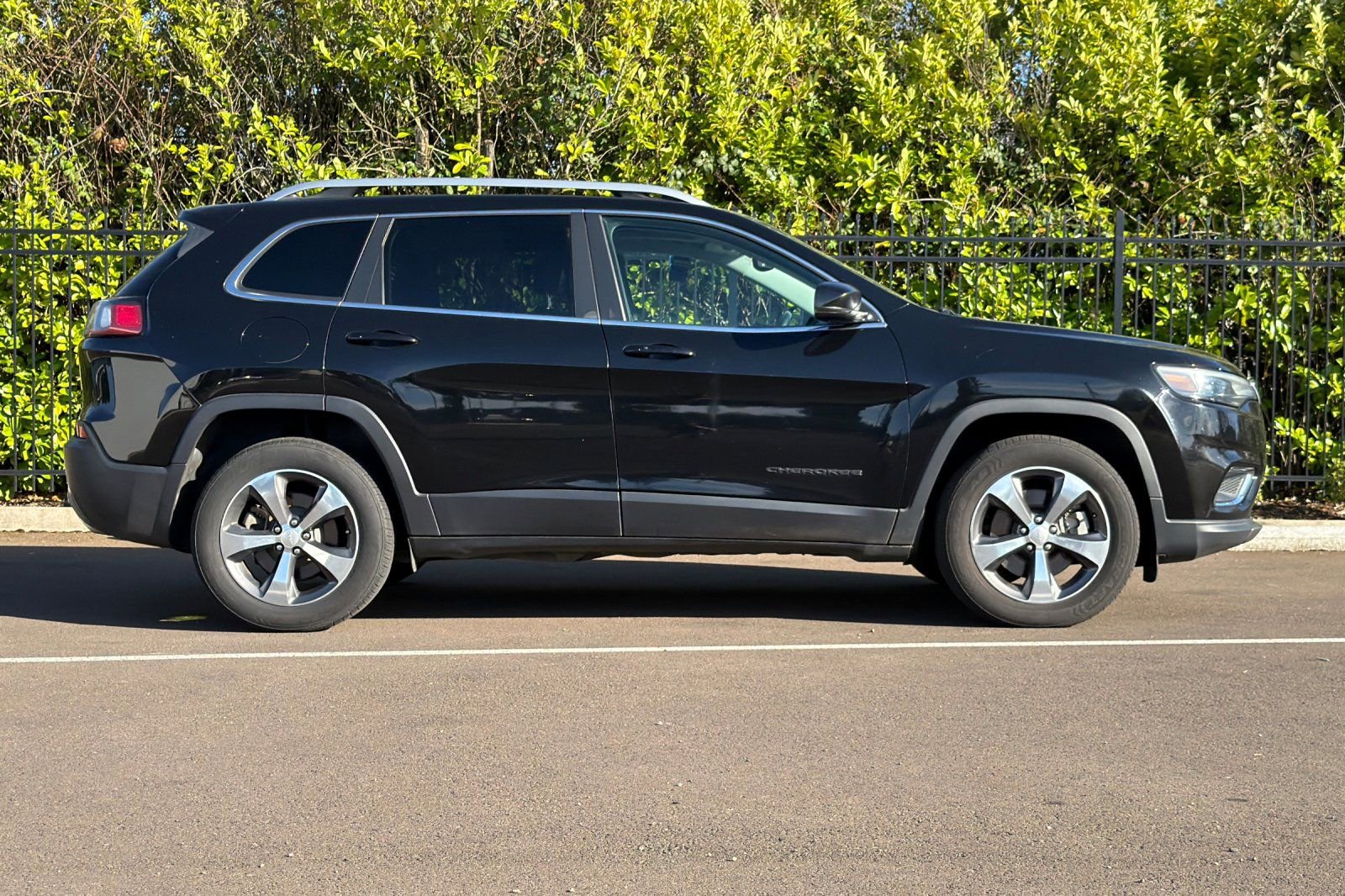 Used 2020 Jeep Cherokee Limited image 3