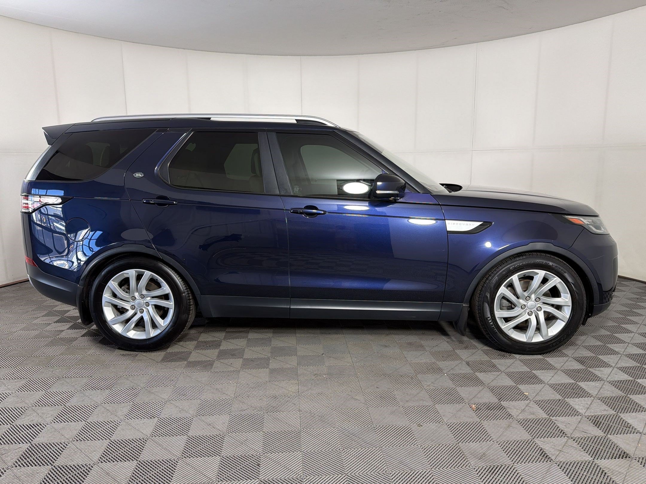 Used 2018 Land Rover Discovery HSE AWD/4WD image 8
