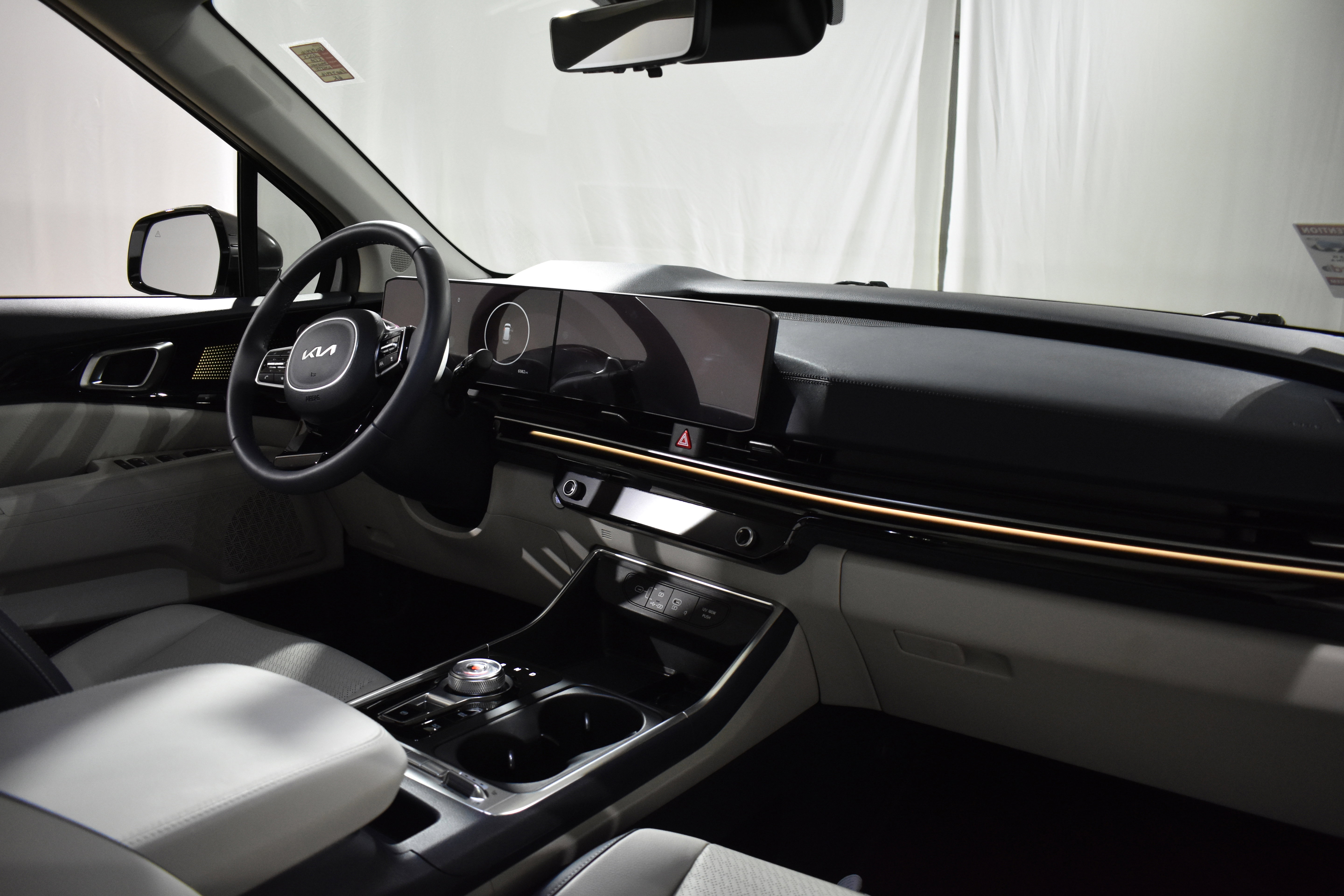 Used 2025 Kia Carnival SX Prestige image 35