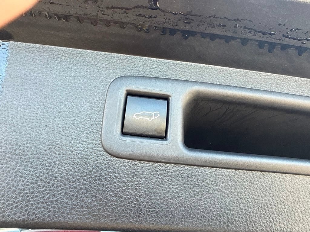 Used 2022 Toyota Highlander XLE AWD/4WD image 9