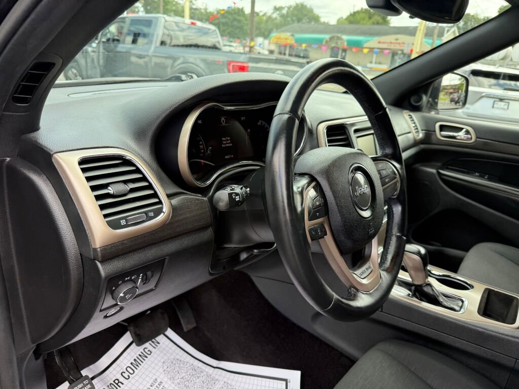 Used 2017 Jeep Grand Cherokee Laredo w/ Quick Order Package 23E image 12