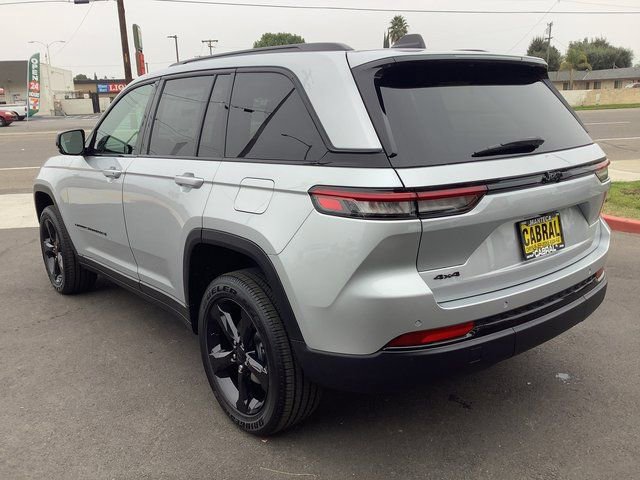 New 2025 Jeep Grand Cherokee Altitude image 22