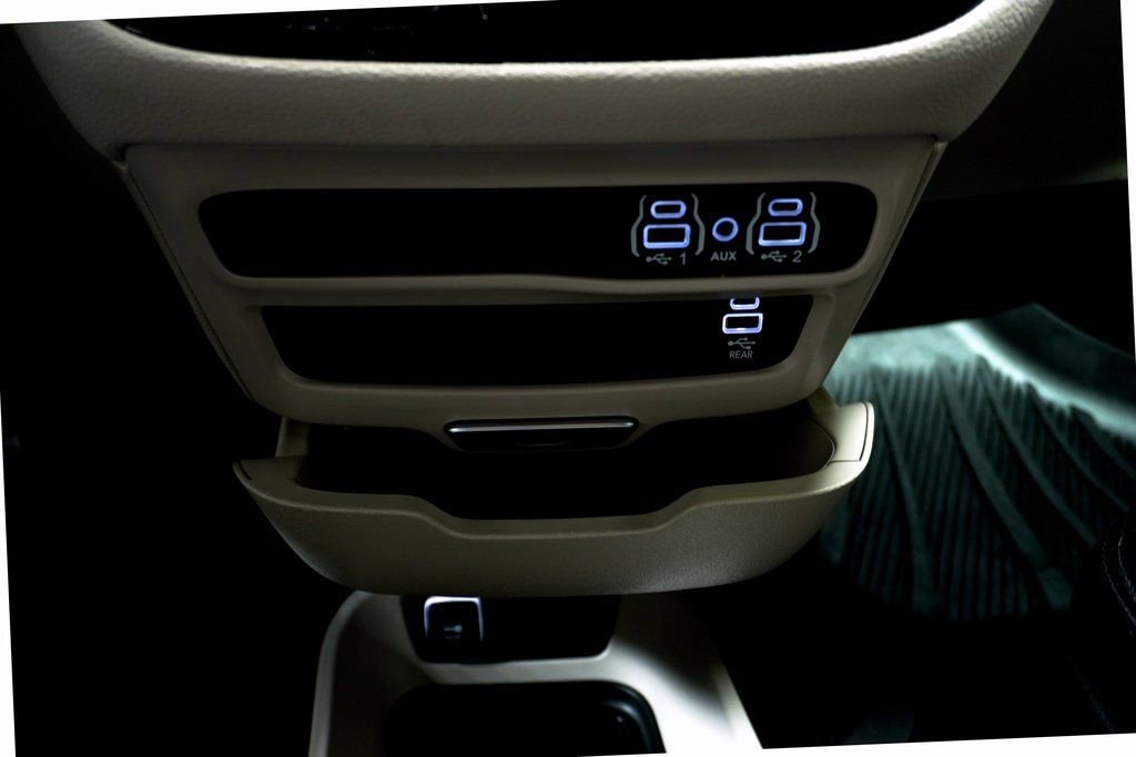 Used 2022 Chrysler Pacifica Touring-L w/ Uconnect Theater Family Group image 23