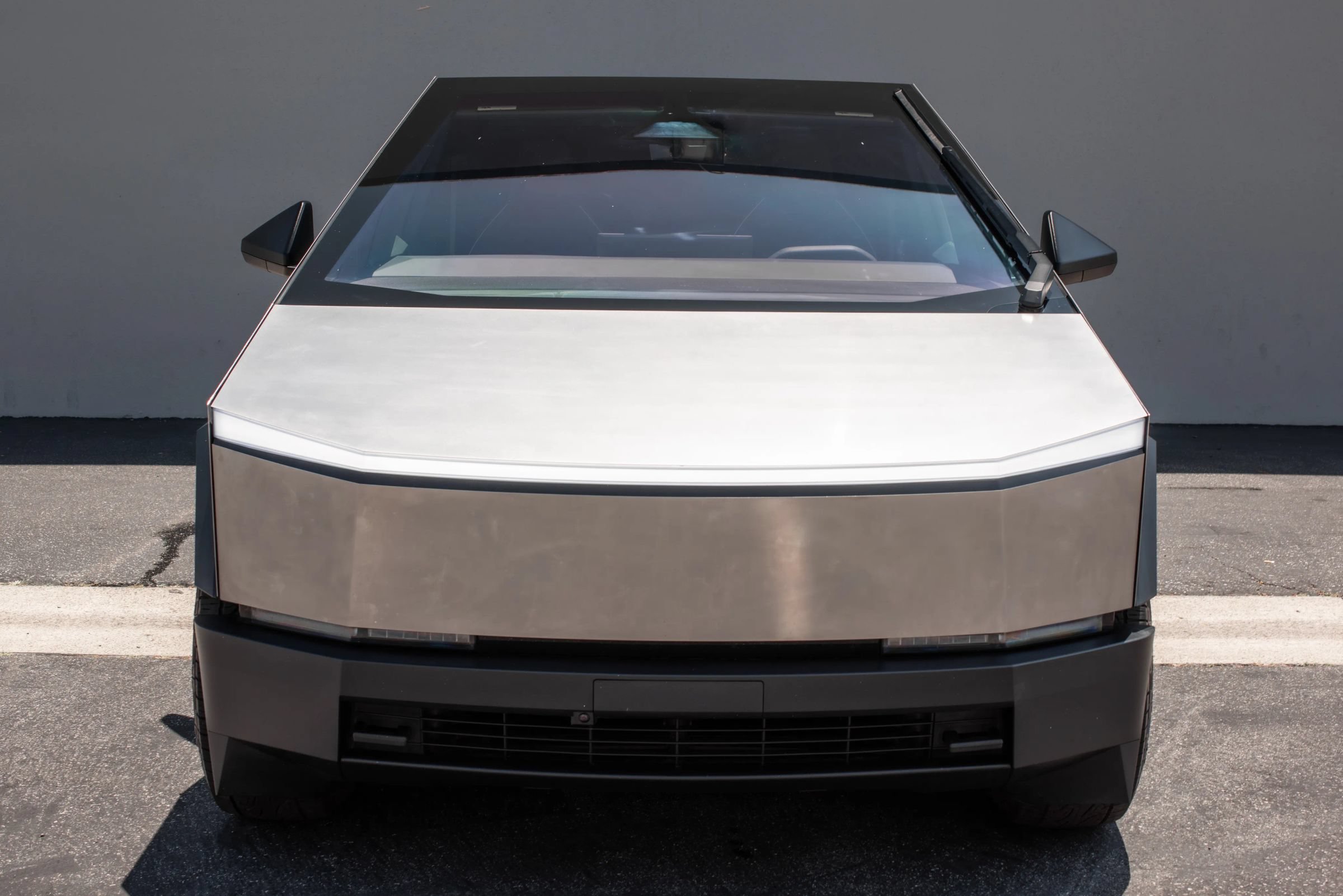 Used 2025 Tesla Cybertruck AWD Crew Cab image 4