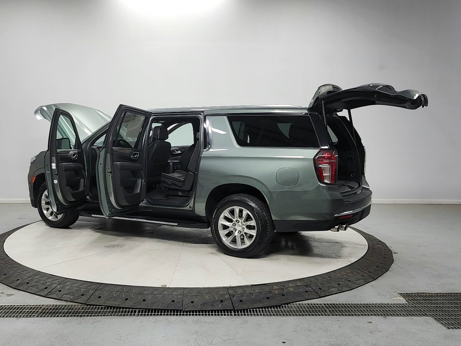 Used 2023 Chevrolet Suburban Premier AWD/4WD image 13