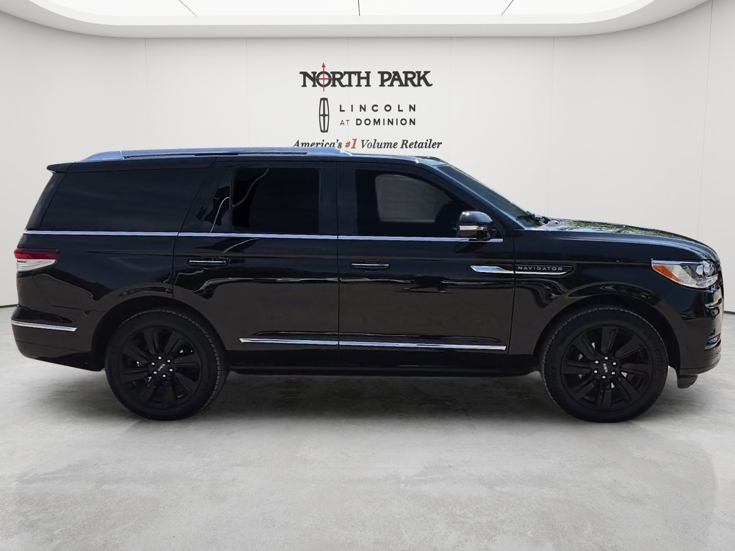 Used 2023 Lincoln Navigator Reserve AWD/4WD image 6