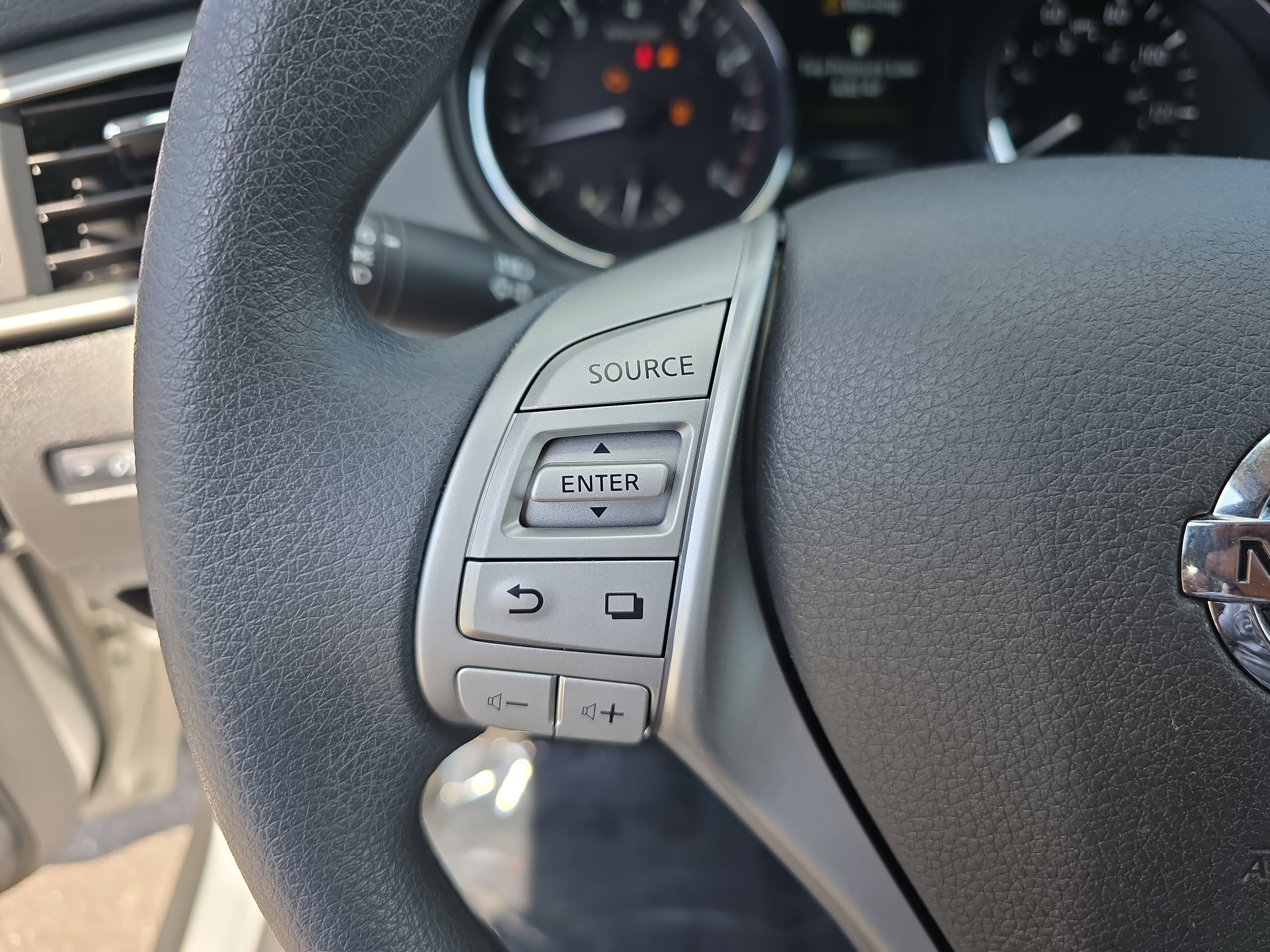 Used 2016 Nissan Rogue S image 19