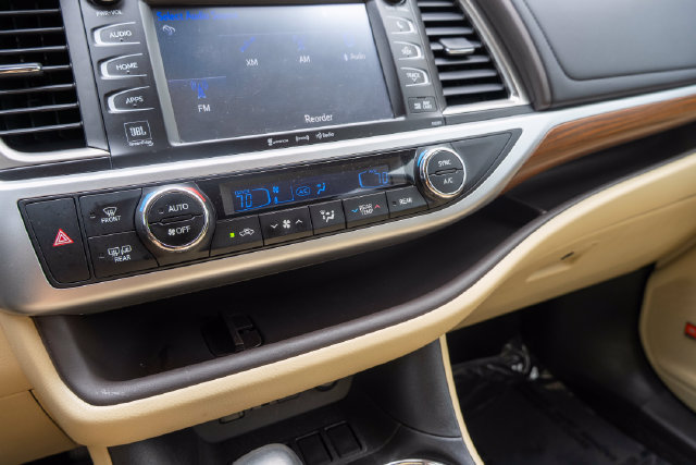 Used 2019 Toyota Highlander Limited FWD image 23