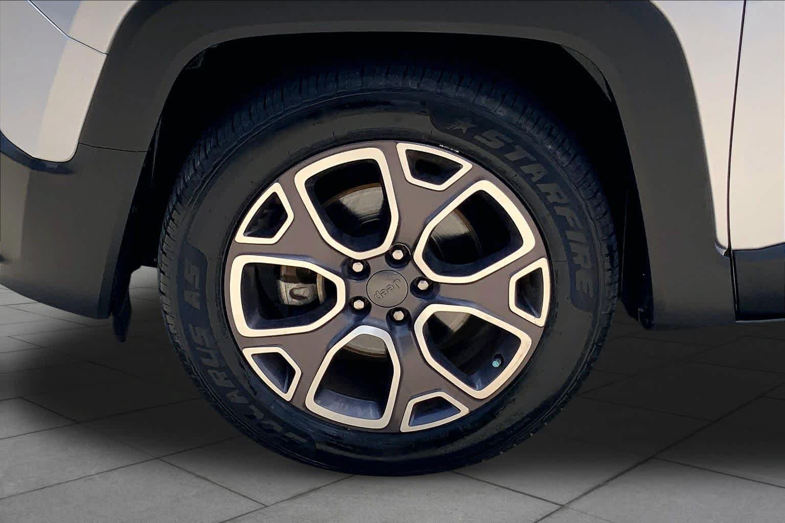 Used 2016 Jeep Renegade Limited FWD image 11