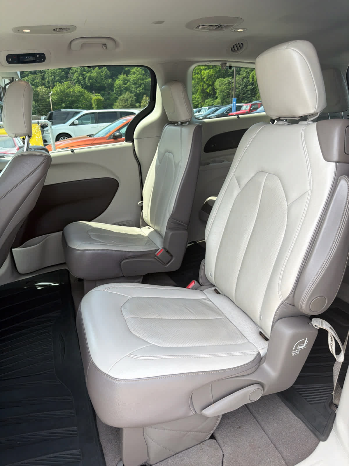 Used 2017 Chrysler Pacifica Touring-L Plus FWD image 12