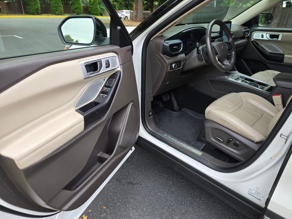 Used 2020 Ford Explorer Platinum w/ Premium Technology Package image 21