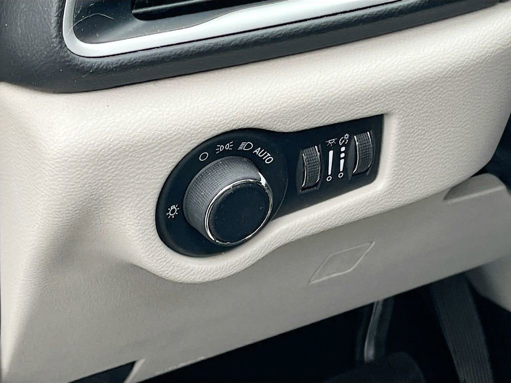 Certified 2020 Chrysler Voyager Lxi image 10